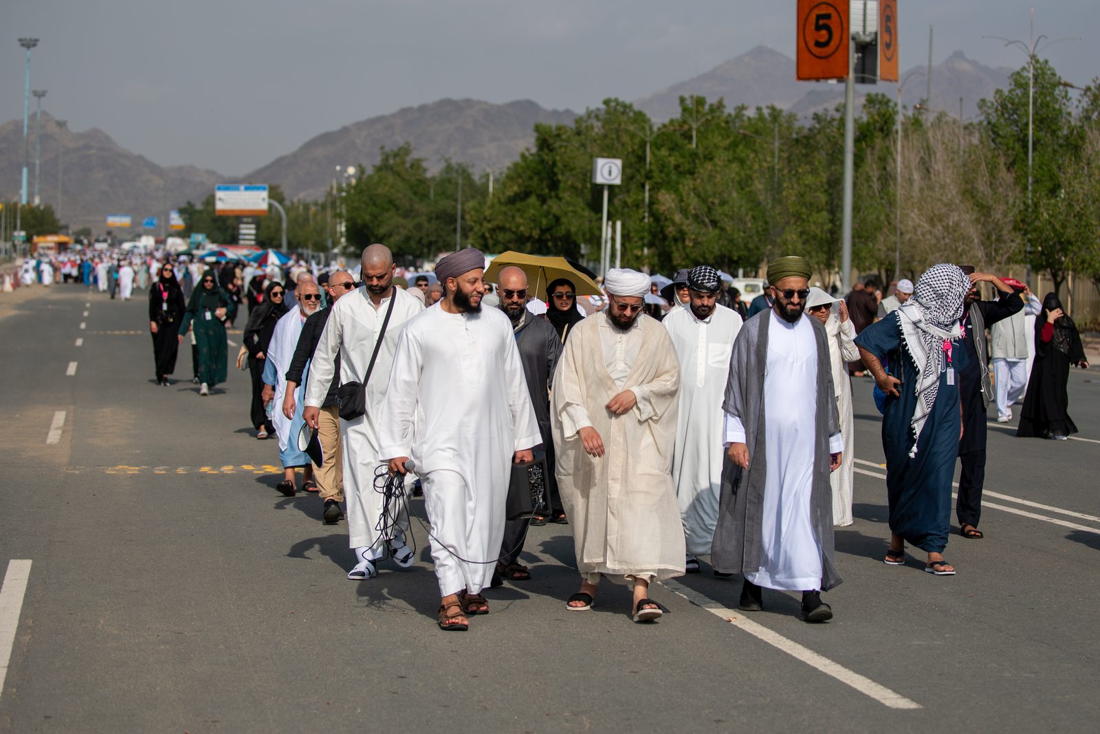 The group walking together in Ihram on the way to Makkah
